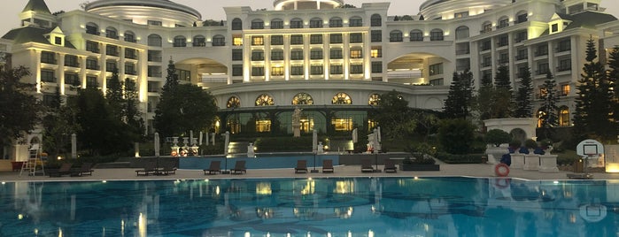 Vinpearl Ha Long Bay Resort is one of สถานที่ที่ Melody ถูกใจ.