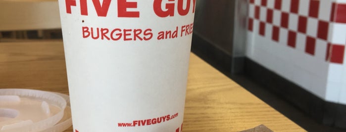 Five Guys is one of Lugares favoritos de Shawn.