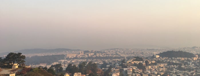 Twin Peaks Summit (South/Noe Peak) is one of Lugares favoritos de Shawn.