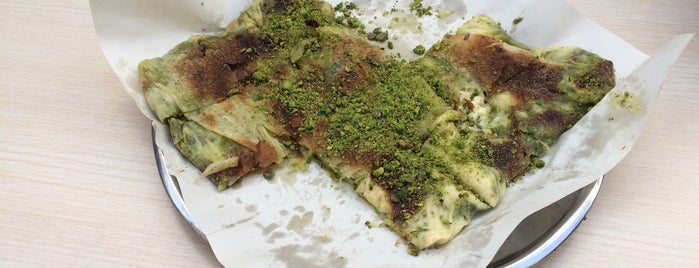 Katmerci Zekeriya Usta is one of Lugares favoritos de Rabia.