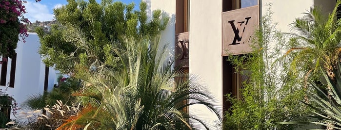 Louis Vuitton is one of Mykonos 🇬🇷.