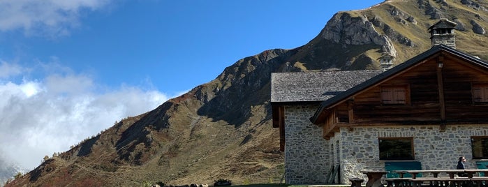 Rifugio Bonatti is one of Tour du Monc Blanc.