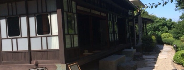 洞窟観音 山徳記念館 徳明園 is one of papecco1126さんの保存済みスポット.