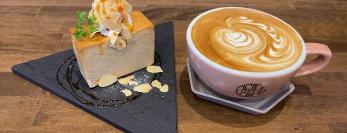 cosaell coffee and cheesecake is one of おしゃれカフェ　福岡編.
