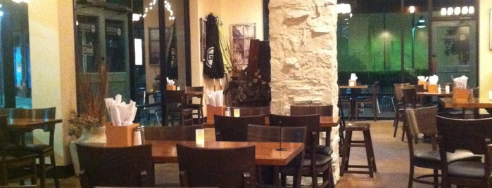 Taziki's Mediterranean Cafe is one of สถานที่ที่ Justin ถูกใจ.