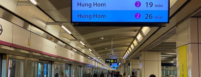 MTR East Tsim Sha Tsui Station Platform 2 is one of Robert'in Beğendiği Mekanlar.
