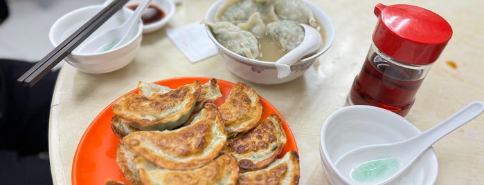 美味餃子店 is one of Posti salvati di Burcu.