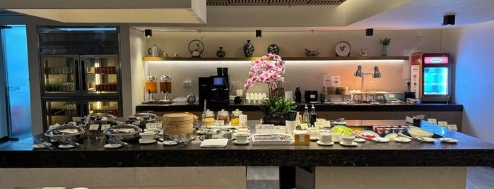 Singapore Airlines SilverKris Lounge is one of Airport Lounges.