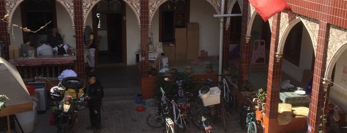 Kashgar Old Town Youth Hostel is one of Tempat yang Disukai Matt.