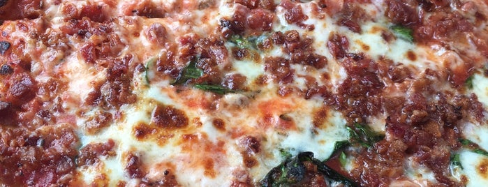 Ricky's NY Pizza is one of Locais curtidos por Ivonna.