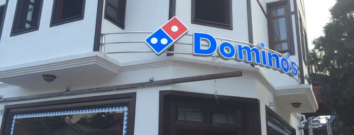Domino's Pizza is one of Tempat yang Disukai Sinan.