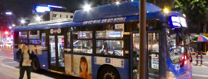 남대문시장, 회현역 (02-146) is one of 서울시내 버스정류소.