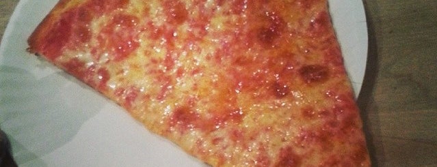 Joe's Pizza - Hollywood Blvd is one of Posti che sono piaciuti a SENSE Magazine.