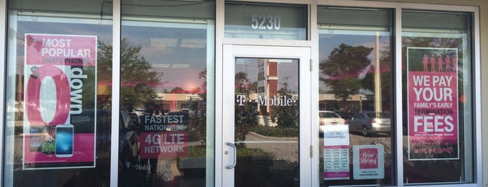 T-Mobile is one of สถานที่ที่ Sasha ถูกใจ.