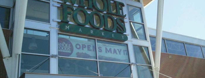 Whole Foods Market is one of สถานที่ที่ Moo ถูกใจ.