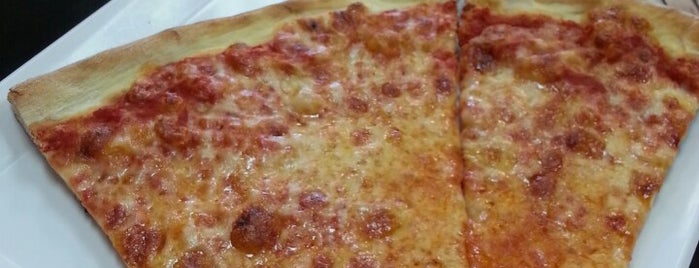 Mezza Luna Pizzeria & Restaurant is one of Tempat yang Disukai Moo.