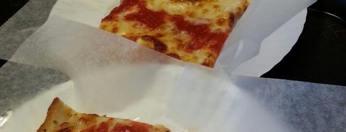 Gino's Pizza is one of สถานที่ที่ Moo ถูกใจ.