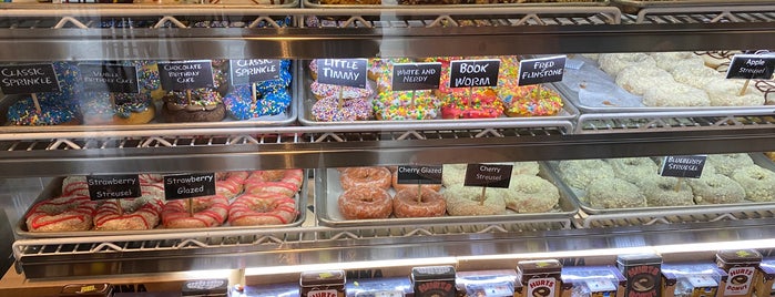 Hurts Donuts is one of สถานที่ที่ Curtis ถูกใจ.