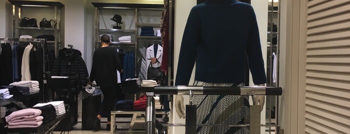 Massimo Dutti is one of Tiendas de moda en Madrid.