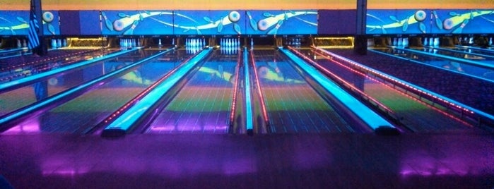 Bama Lanes is one of Lugares favoritos de Justin.