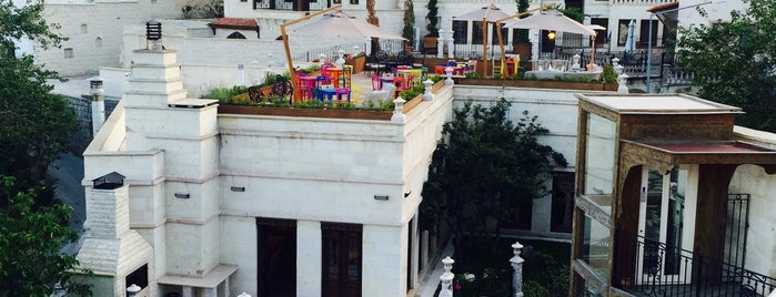 Satrapia Boutique Hotel Cappadocia is one of Tempat yang Disukai Emre.