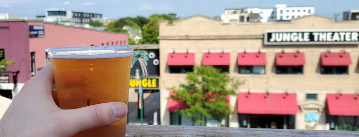 Lyn Lake Brewing Rooftop is one of Lugares favoritos de Jeremy.