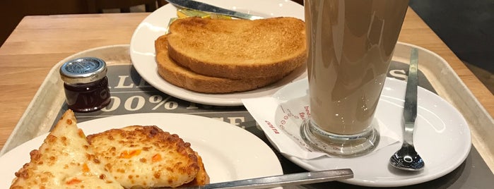 Costa Coffee is one of Leeさんのお気に入りスポット.