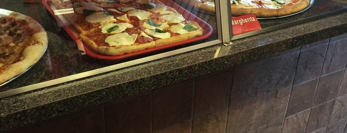 Dino's Pizzeria is one of Lugares favoritos de Joe.
