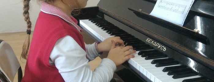 İzmir Özel Türk İlkokulu Piyano Dersliği is one of Posti che sono piaciuti a FATOŞ.