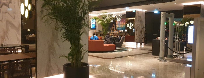 Izmir Marriott Lobby is one of สถานที่ที่ FATOŞ ถูกใจ.