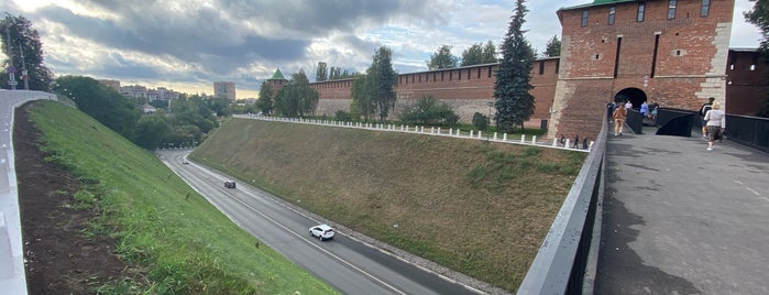 Пешеходный мост к Никольской башне is one of Orte, die Макс gefallen.