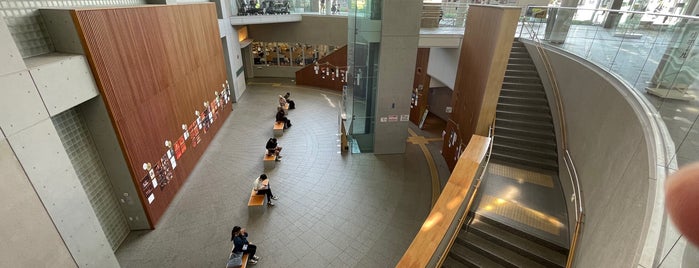 Yakumo Chuo Library is one of 平日19時以降も開いている都内区立図書館.