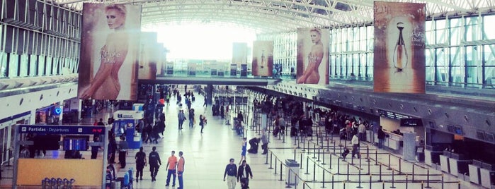 Международный аэропорт Эсейса имени Пистарини (EZE) is one of Caro : понравившиеся места.