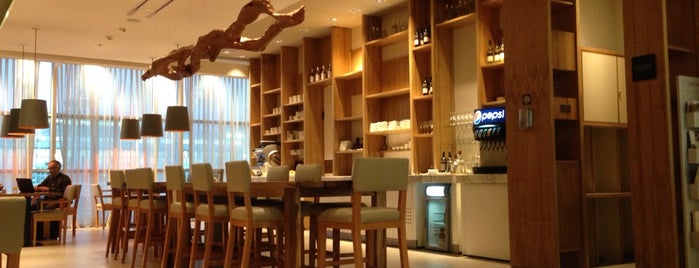 Star Alliance Lounge is one of Lugares favoritos de Sir Chandler.