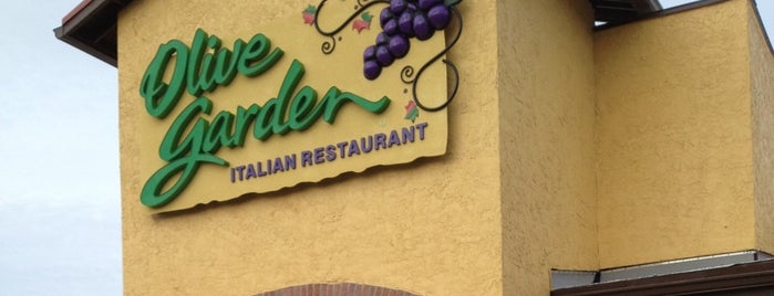 Olive Garden is one of The 11 Best Places for Raspberry Sauce in Kansas City.