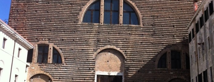 Ex Chiesa di San Lorenzo is one of สถานที่ที่ Pedro ถูกใจ.