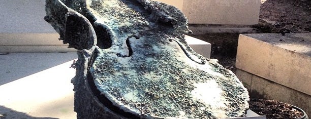 Cemitério do Père-Lachaise is one of Paris favorites.