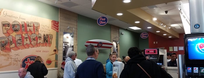 Jersey Mike's Subs is one of Tempat yang Disukai Mike.