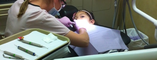 Dentistry On Dundas is one of Locais curtidos por Gaston.