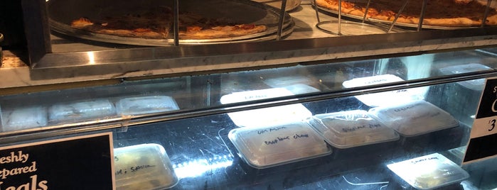 Favia Pizza is one of Lugares favoritos de John.