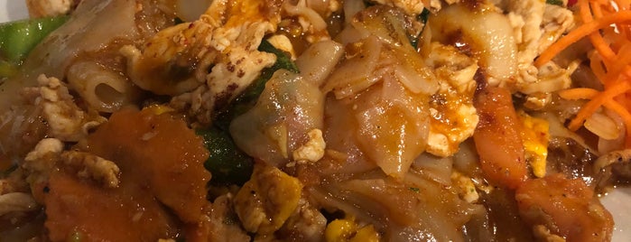 Aroy Dee Thai Cuisine is one of สถานที่ที่ Mandar ถูกใจ.