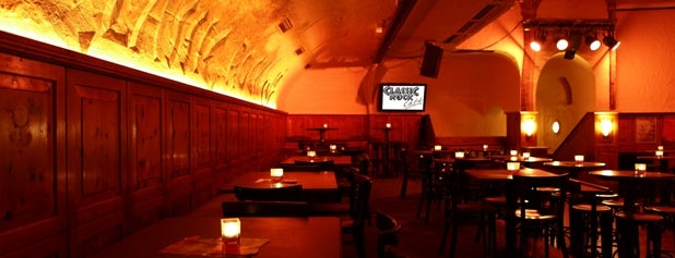 Classic Rock Café is one of Lieux sauvegardés par Adam.