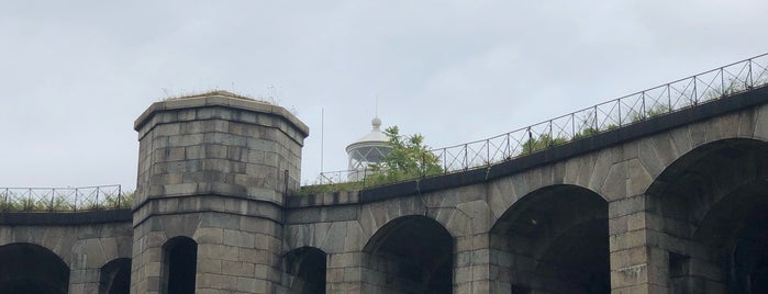Fort Wadsworth Lighthouse is one of Tempat yang Disukai Lizzie.