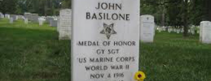 Grave of John Basilone is one of Lieux qui ont plu à Lizzie.