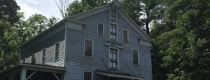 The Old Mill is one of Orte, die Lizzie gefallen.