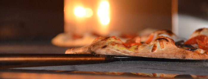 Pizza Snob is one of Lugares favoritos de Tina.