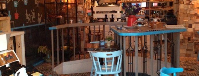 Blue Bird Cafe is one of Budapest Chill.