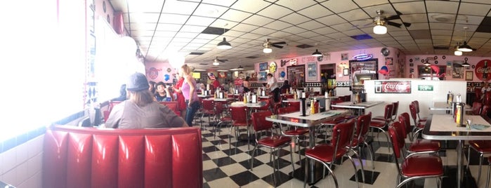 Little Anthony's Diner is one of Posti che sono piaciuti a Kathryn.