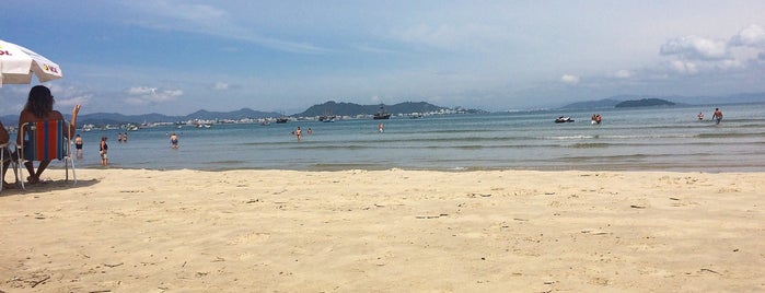 Praia de Ponta das Canas is one of Posti che sono piaciuti a Laila.