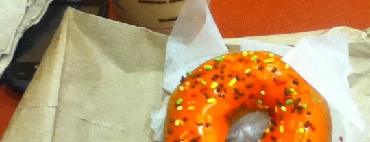 Dunkin' is one of Lugares favoritos de Jackie.